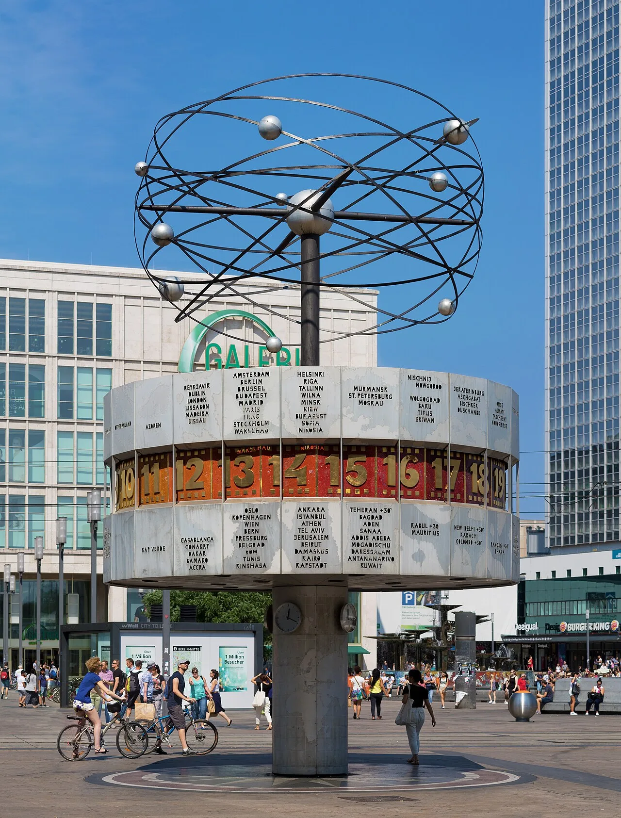 De kleurrijke Weltzeituhr (wereldklok) op het Alexanderplatz in Berlijn, met de Fernsehturm op de achtergrond