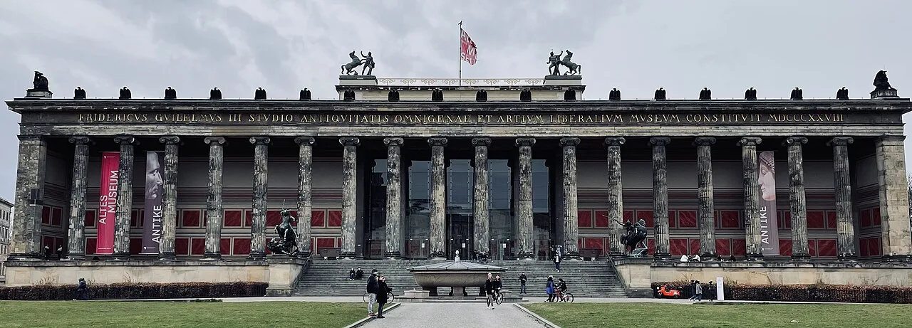 De imposante colonnade van het Altes Museum van Schinkel aan de Lustgarten in Berlijn-Mitte