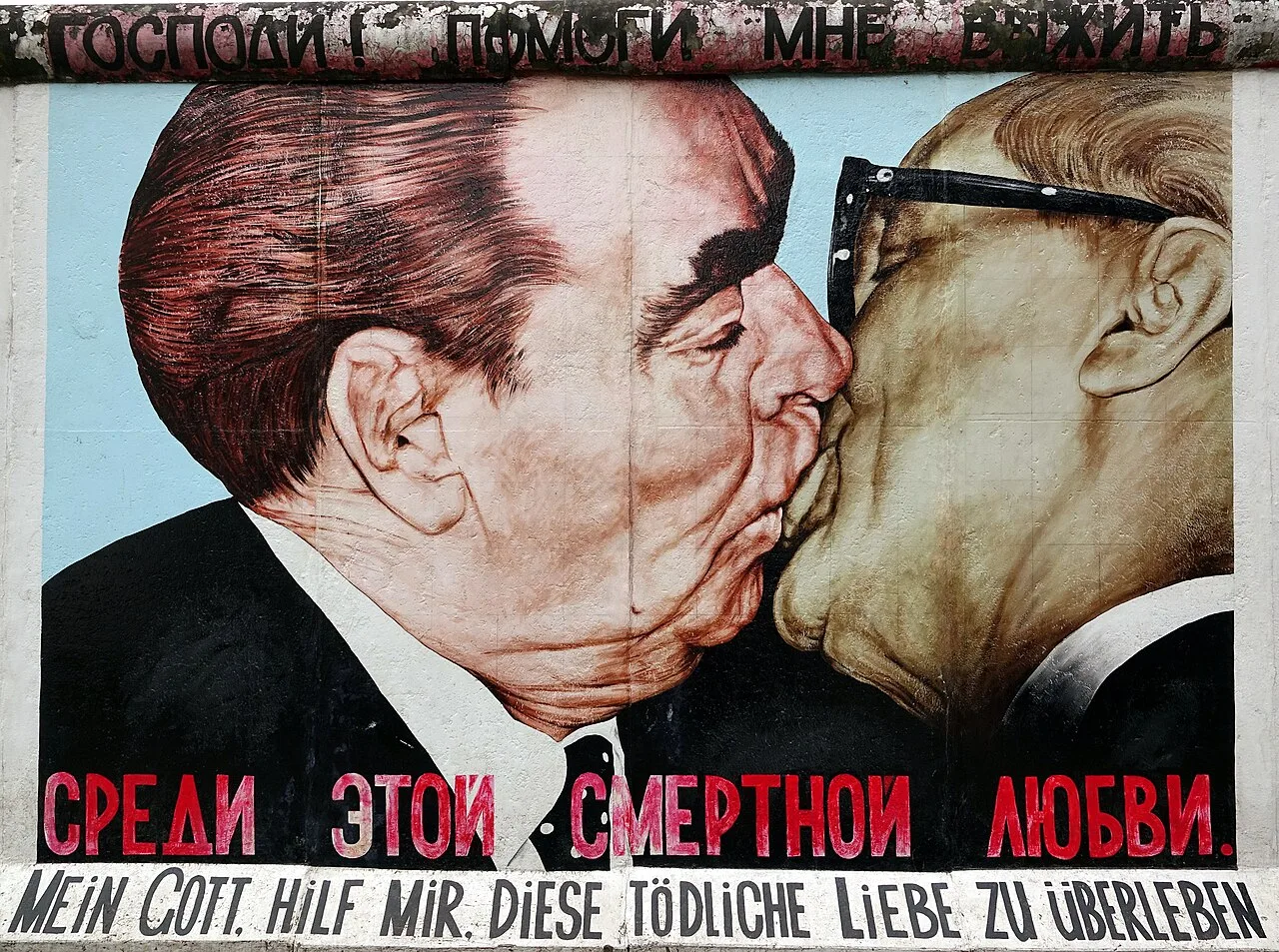 De beroemde 'Broederskus' muurschildering op de East Side Gallery, met Breznjev en Honecker in omhelzing