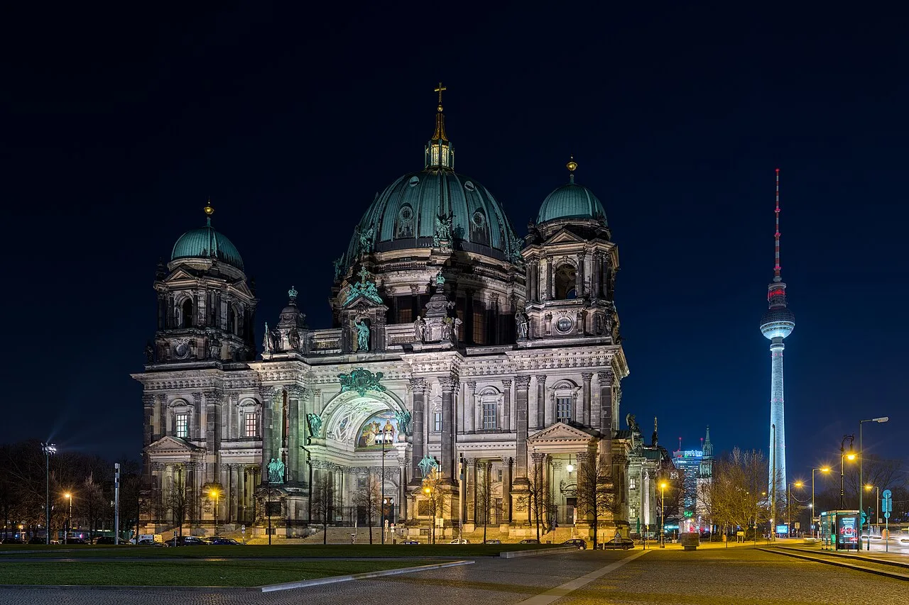 De Berliner Dom met zijn groene koepel aan de Lustgarten bij de Museumsinsel in Berlijn