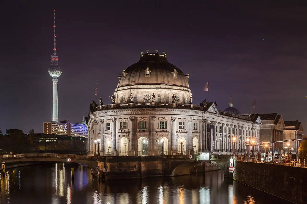Het Bode-Museum aan de punt van de Museumsinsel in Berlijn bij avondlicht, weerspiegeld in de Spree