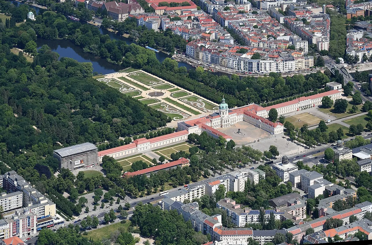 Slot Charlottenburg in Berlijn met de barokke gevel en de grote formele tuin in voorjaarsbloom