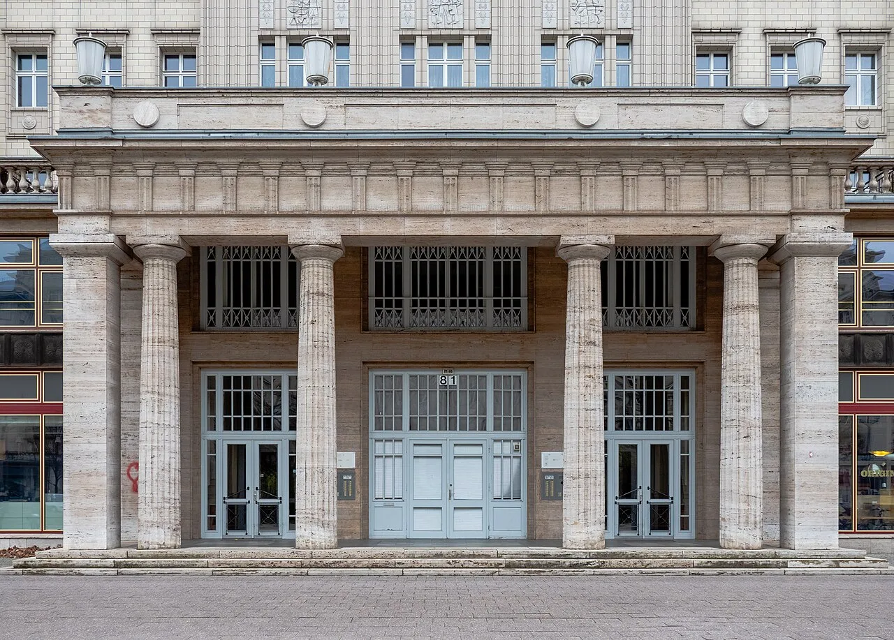 De Karl-Marx-Allee in Friedrichshain, de brede stalinistische boulevard met grote DDR-woonblokken in Berlijn