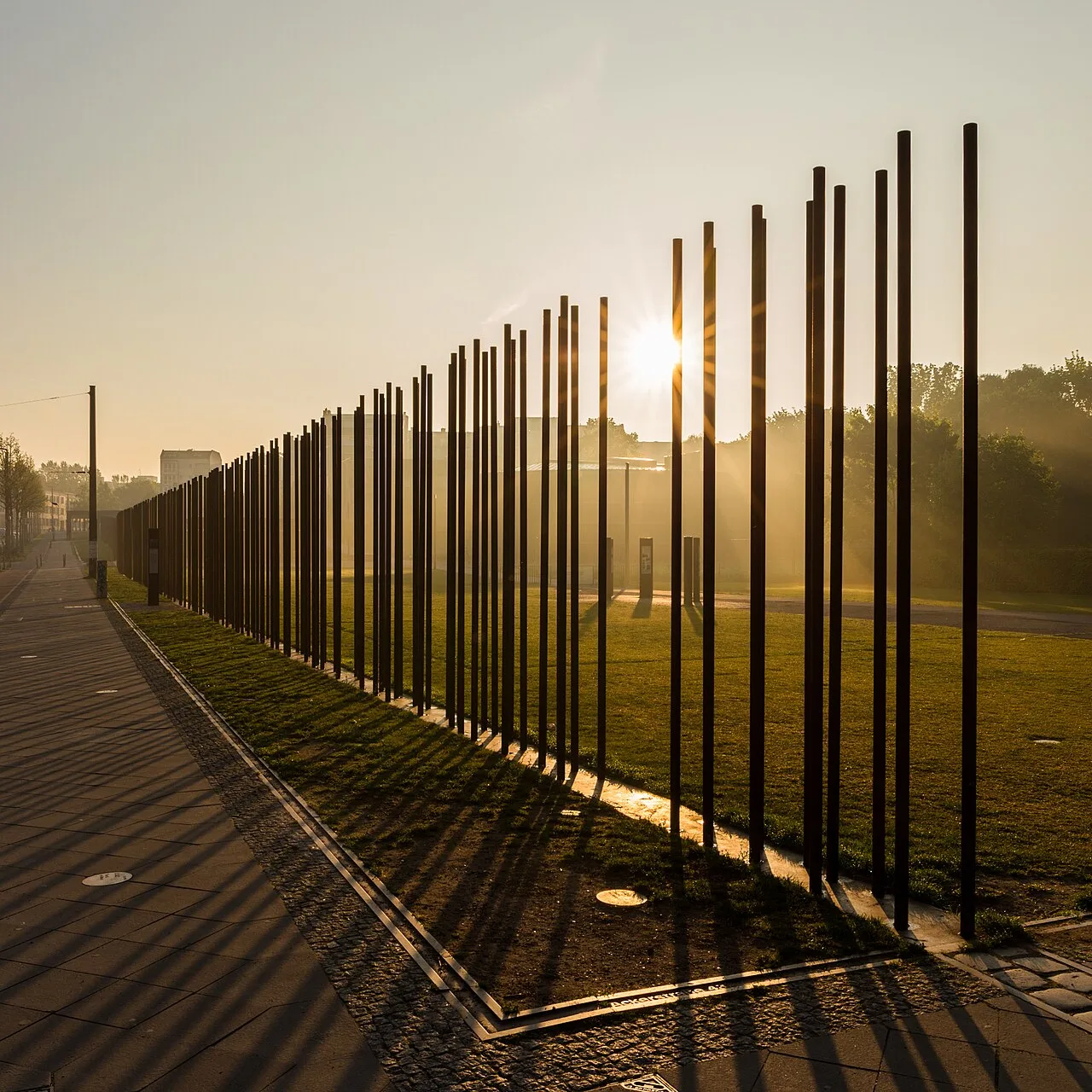 De Gedenkstätte Berliner Mauer aan de Bernauer Straße: een bewaard stuk dubbele muur met de lege doodsstrip daartussen