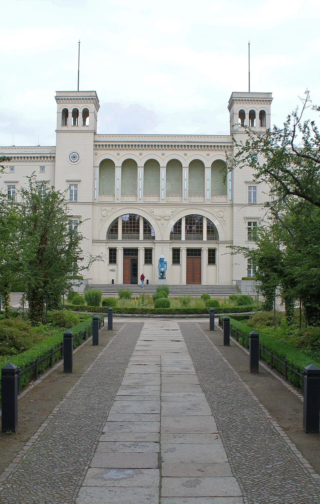 De imposante witte gevel van de Hamburger Bahnhof in Berlijn, het voormalige treinstation dat nu museum voor hedendaagse kunst is