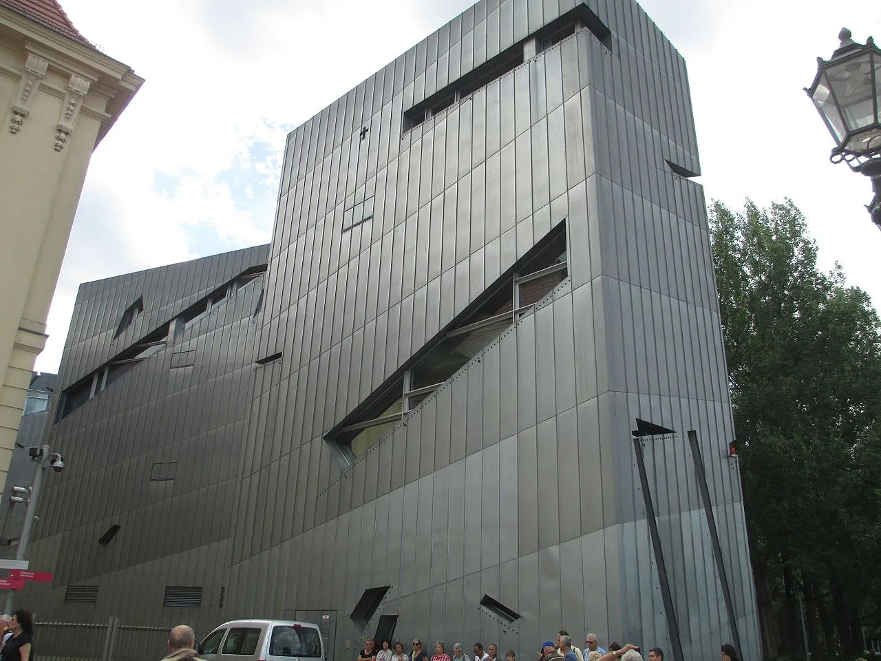 Het Jüdisches Museum Berlin van architect Daniel Libeskind, de zinken zigzag-gevel met de sneden ramen