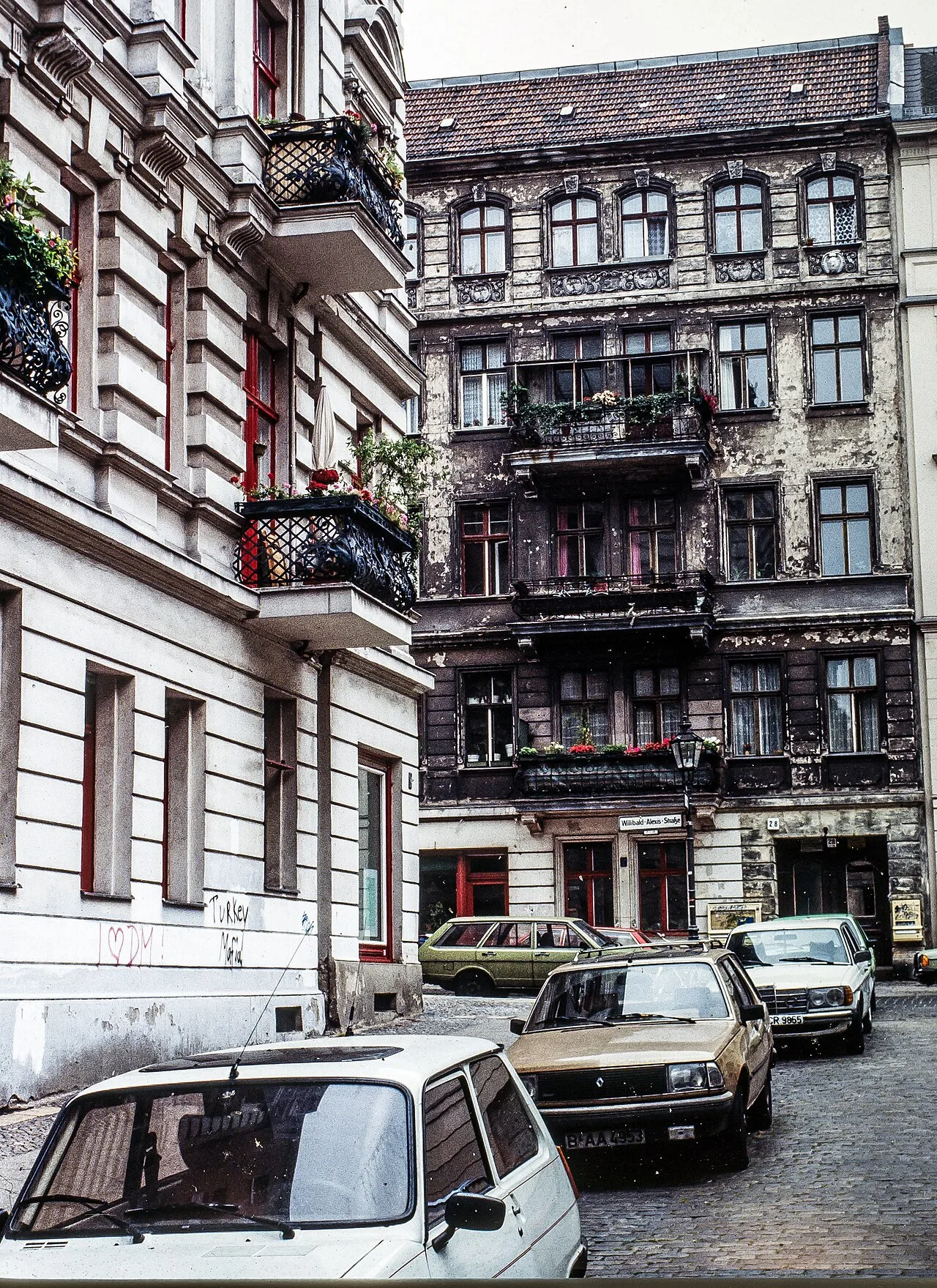 De levendige Bergmannstraße in Kreuzberg, Berlijn, met terrasjes, fietsen en winkeliers op een zonnige dag