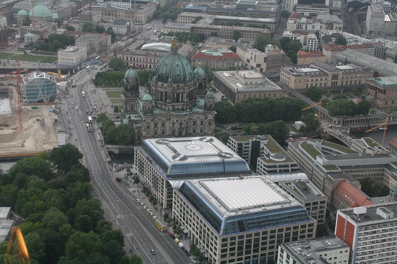 Luchtfoto van Berlijn-Mitte met de Fernsehturm, de Berliner Dom en de Museumsinsel zichtbaar in het hart van de stad