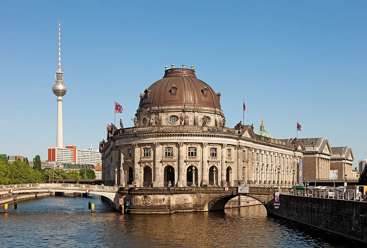 Luchtfoto van de Museumsinsel in Berlijn, het eiland in de Spree met de vijf museumgebouwen en de Berliner Dom op de achtergrond
