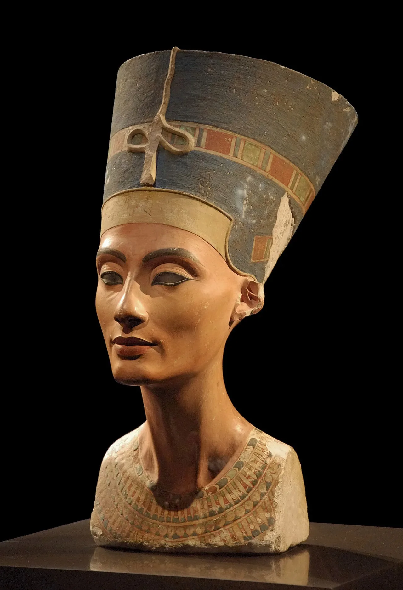 De beroemde gepolychromeerde buste van koningin Nefertiti van ca. 1345 v. Chr. in het Neues Museum Berlijn