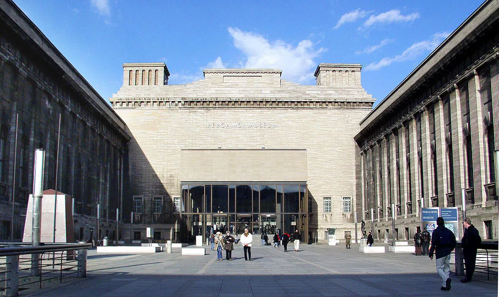 De imposante neoclassicistische gevel van het Pergamonmuseum op de Museumsinsel in Berlijn