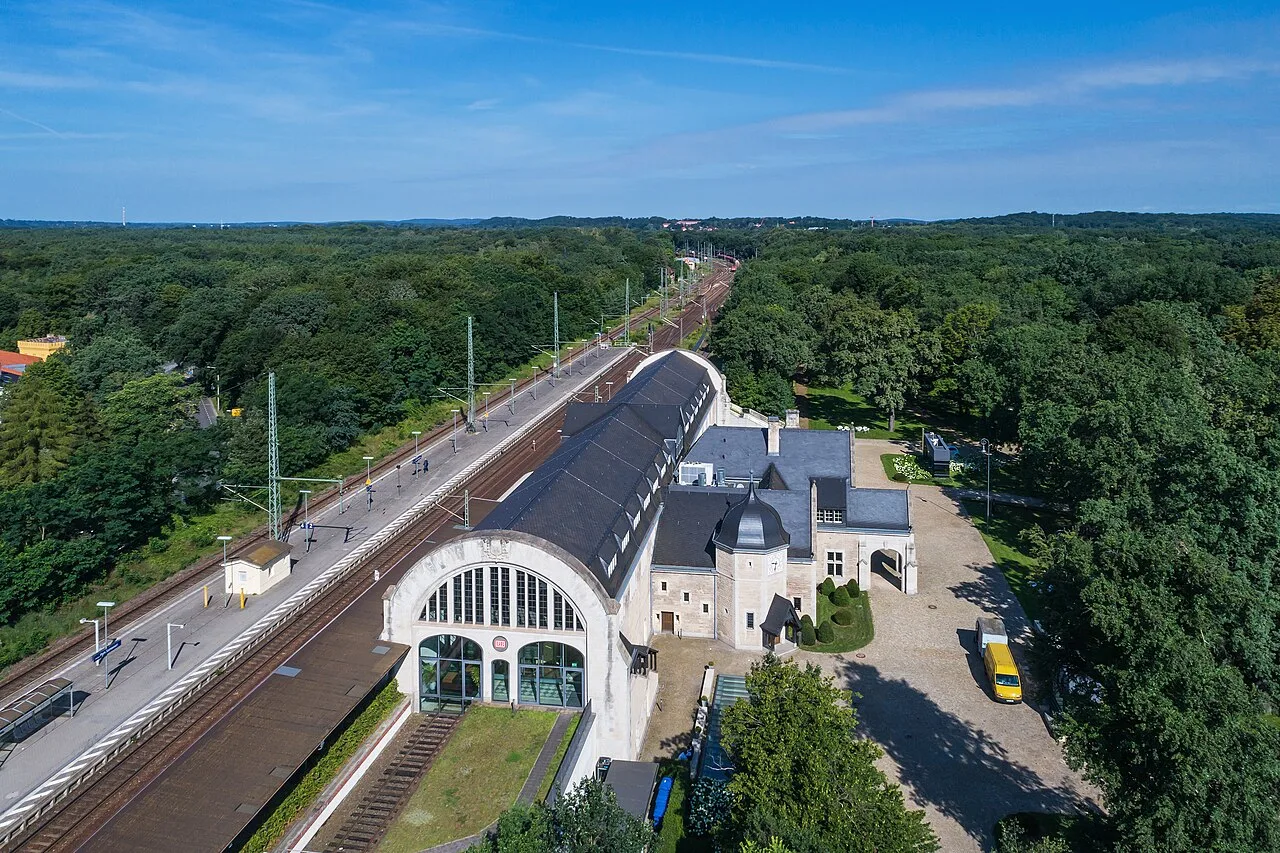Slot Sanssouci in Potsdam, het gele rococopaleis van Frederik de Grote met de wijngaardterrassen en de grote fontein in het voorjaar