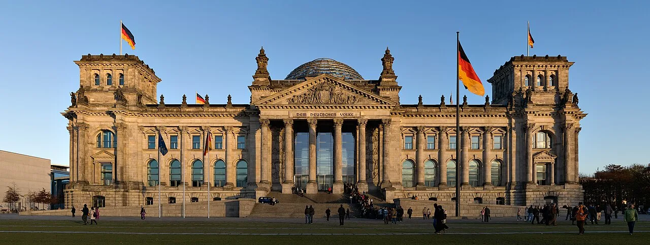 De glazen koepel van de Reichstag bij zonsondergang, met het stalen spiraalvormig looppad dat omhoog leidt