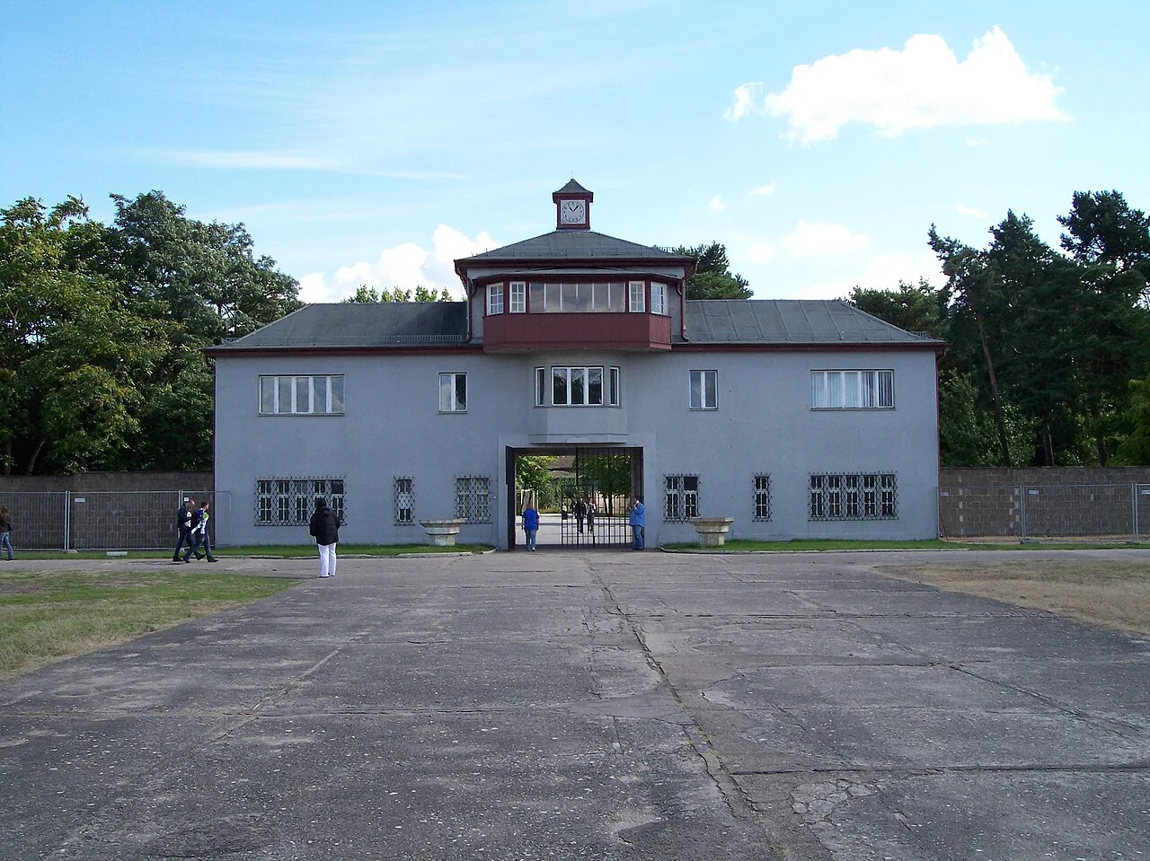 De hoofdingang van het voormalige concentratiekamp Sachsenhausen bij Oranienburg, met de wachttoren boven de toegangspoort