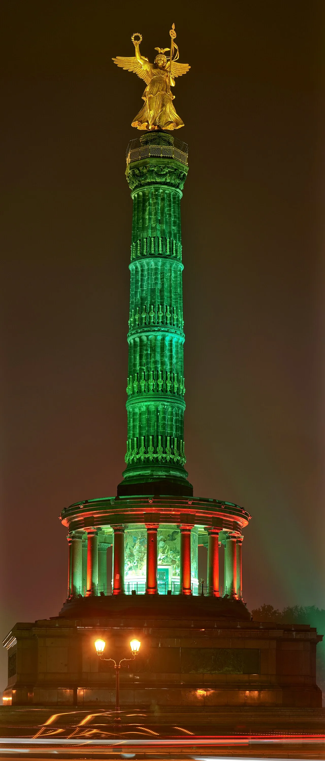 De gouden Siegessäule (zegekolom) in het Tiergarten park van Berlijn, met de vergulde Victoria bovenop de kolom