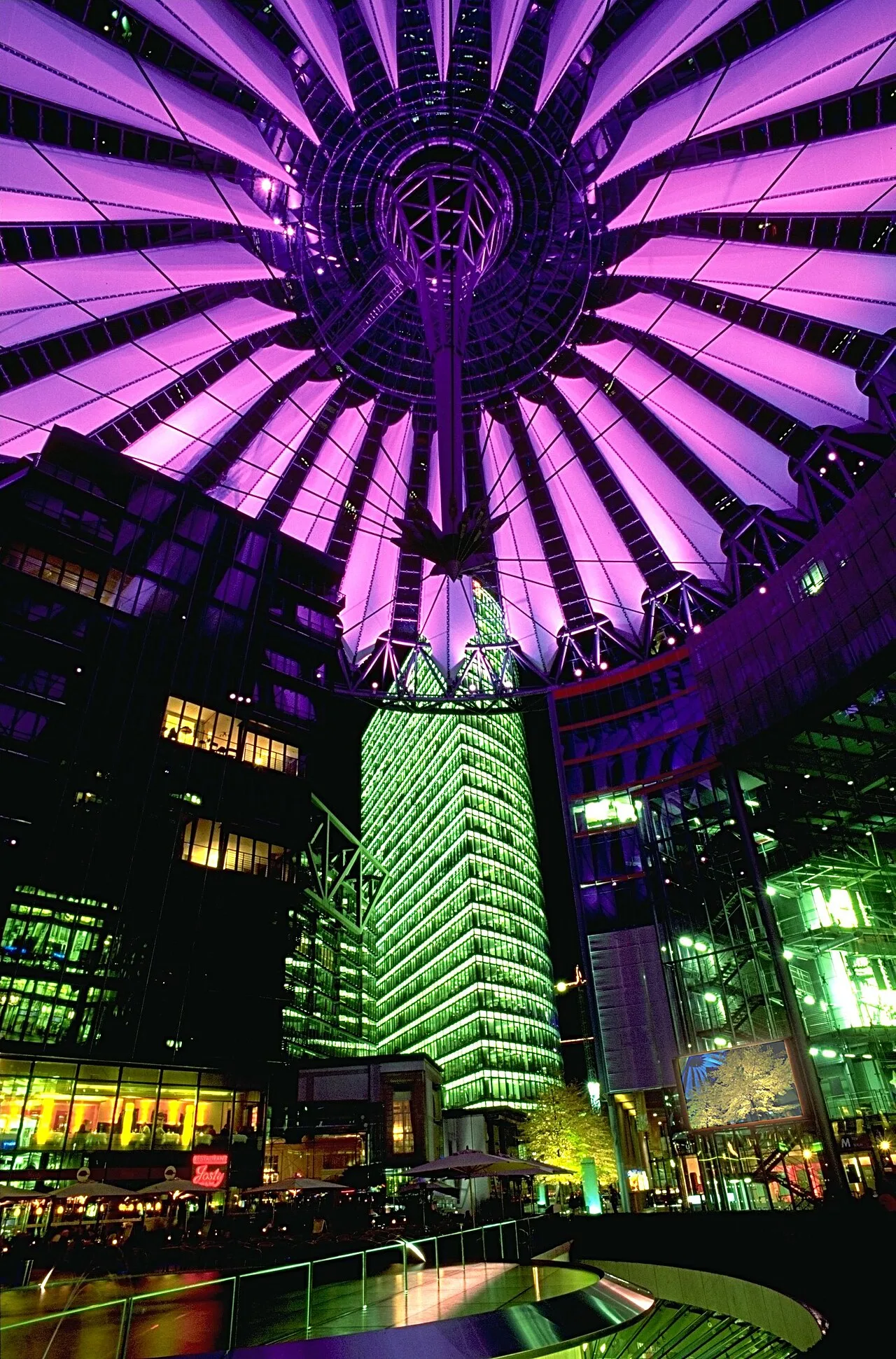 Het Sony Center bij nacht verlicht, de spectaculaire glazen en stalen koepel boven het plein op de Potsdamer Platz in Berlijn