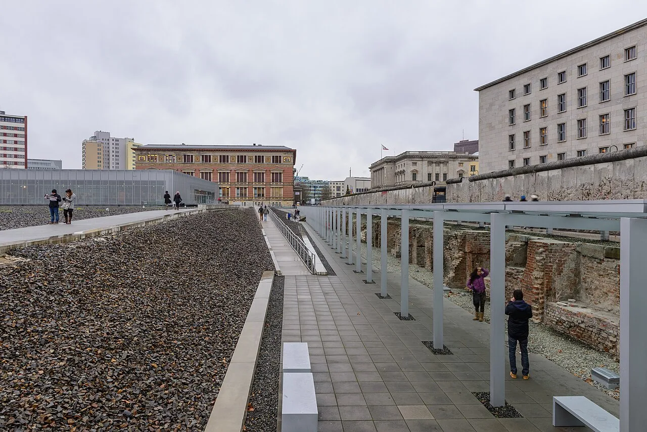 Het documentatiecentrum van de Topographie des Terrors met een resterend stuk Berlijnse Muur en tentoonstellingspanelen in de openlucht