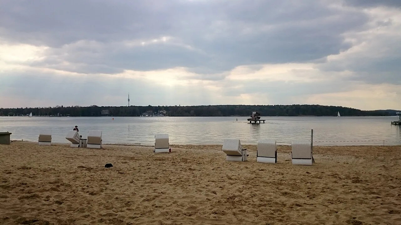 Het Strandbad Wannsee in Berlijn op een zonnige zomerdag, met de brede zandbaan langs het meer en kleurrijke badgasten